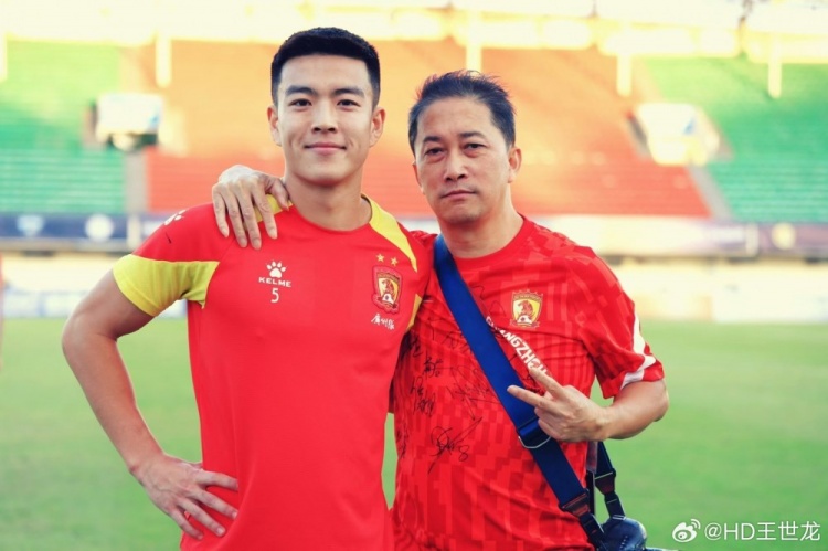 王世龍悼念廣州隊攝影師：每次都帶著笑容喊我龍龍，一路走好毛哥